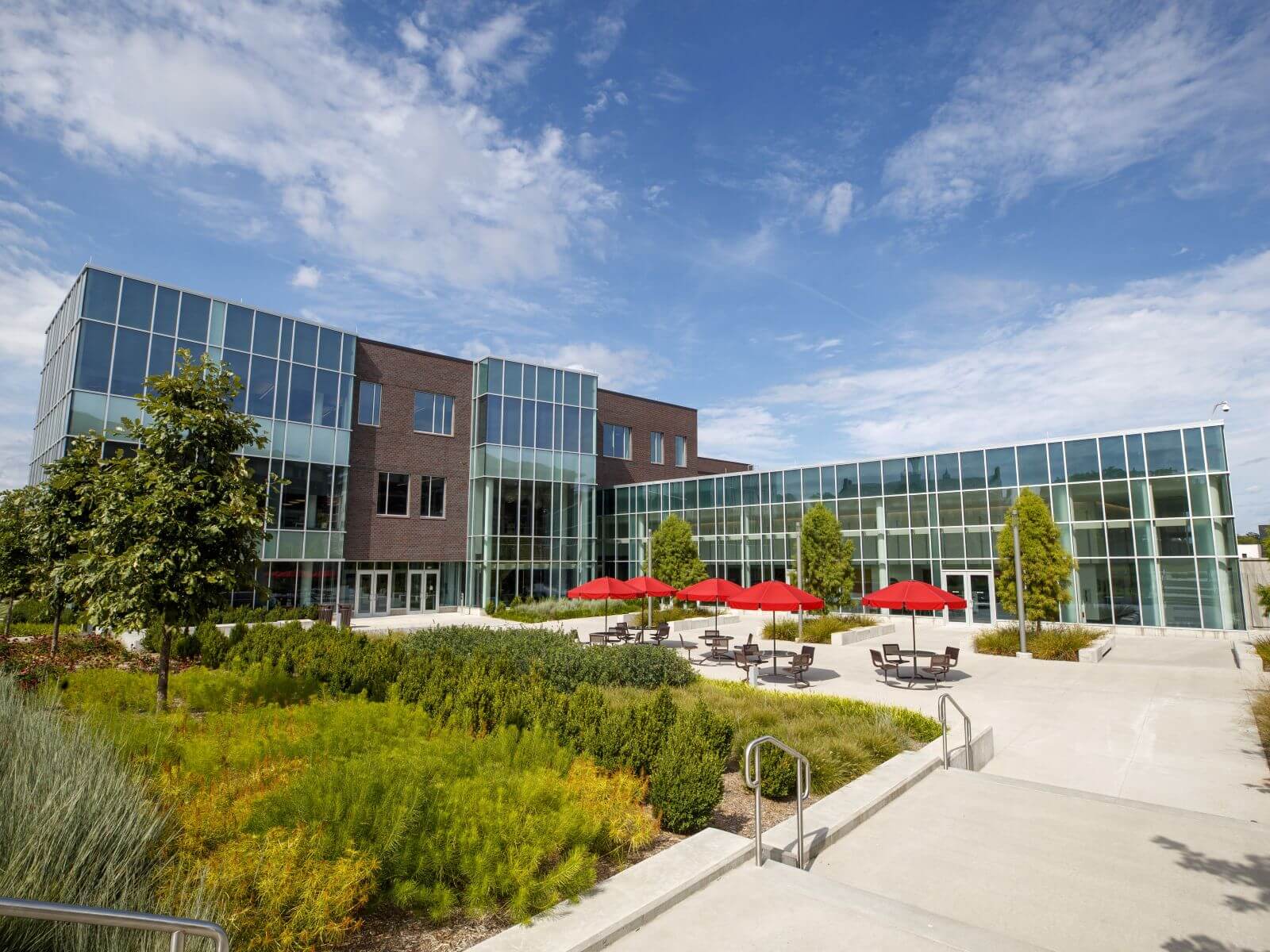 An exterior image of Willa Cather Dining Center